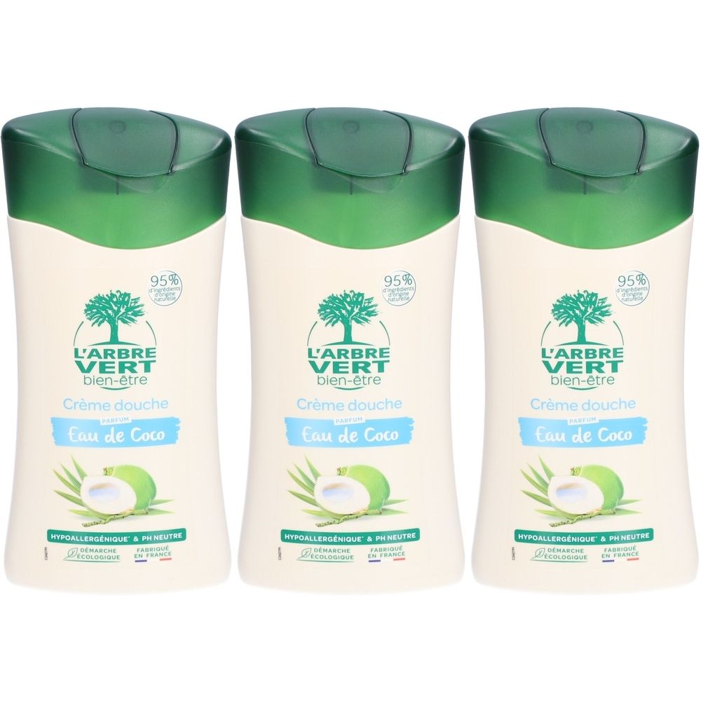 Trois flacons de crème de douche. Étiquette blanche, bouchon vert. Inscription : L'ARBRE VERT bien-être Crème douche Eau de Coco. Illustration noix de coco.