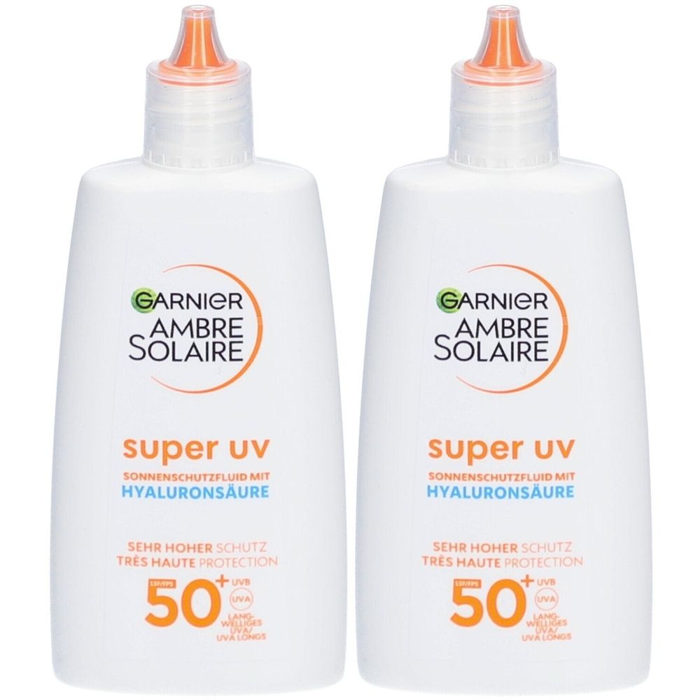 Deux flacons blancs de Garnier Ambre Solaire Super UV SPF 50+. Inscription: Acide hyaluronique, Très haute protection.
