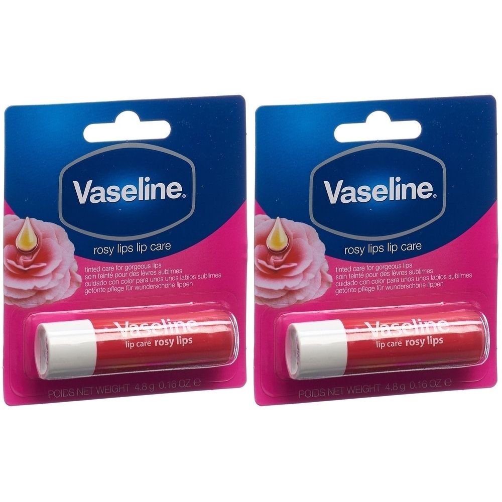Zwei Lippenbalsam-Sticks in rosa Verpackung. Auf der Verpackung steht "Vaseline rosy lips lip care".