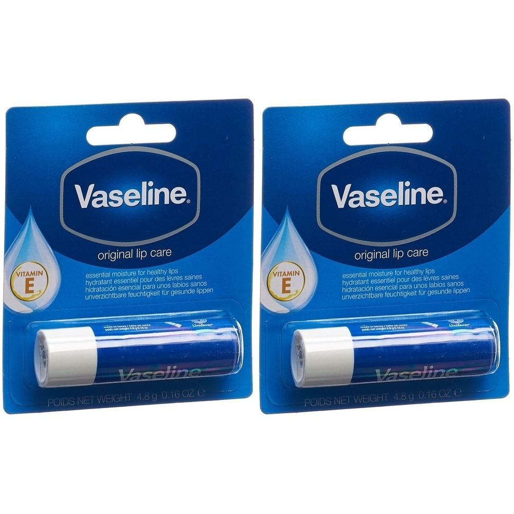 Zwei Vaseline Lippenbalsam Original Sticks in Blisterverpackung. Blaue Verpackung mit weißem Deckel. Aufschrift: Vaseline, Vitamin E.