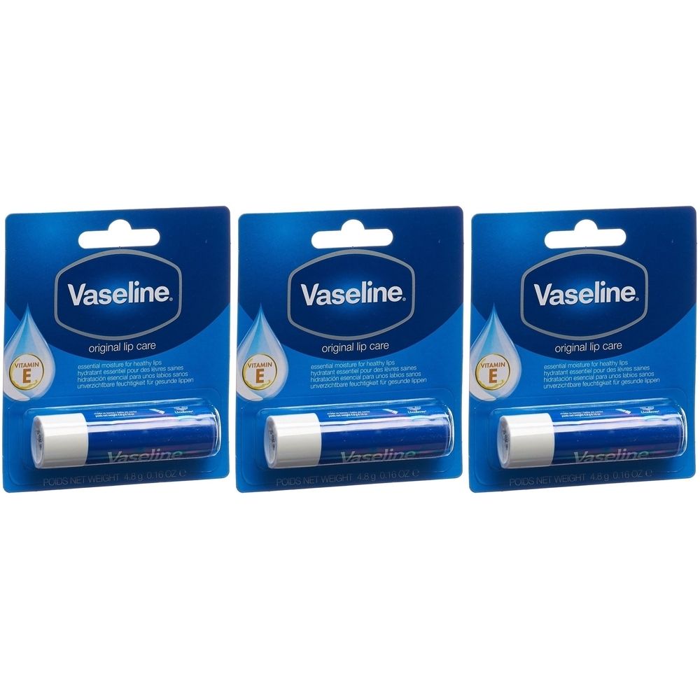 Drei Lippenbalsam-Sticks in Blisterverpackung. Blaue Verpackung mit weißem Lippenbalsam-Stick. Marke: Vaseline.