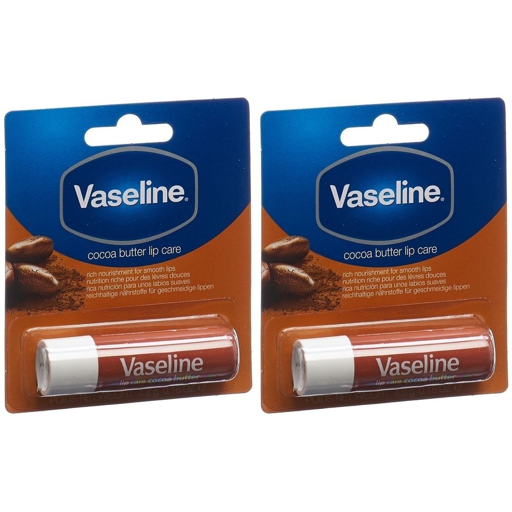 Zwei Vaseline Lippenbalsam Sticks in Blisterverpackung. Blaue und braune Verpackung mit Produktnamen und Kakaobohnen-Illustration.
