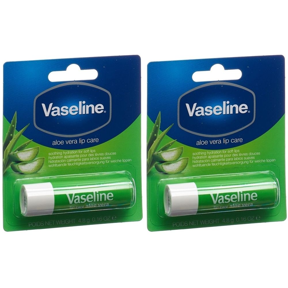 Deux sticks de baume à lèvres Vaseline Aloe Vera en emballage blister. Bâtons verts et blancs avec logo de la marque. Emballage avec motif aloe vera.