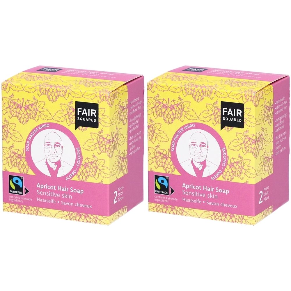 Deux boîtes carrées avec le logo FAIR SQUARED. Inscription : Savon capillaire à l'abricot, peau sensible. Avec label Fairtrade et image d'une personne.