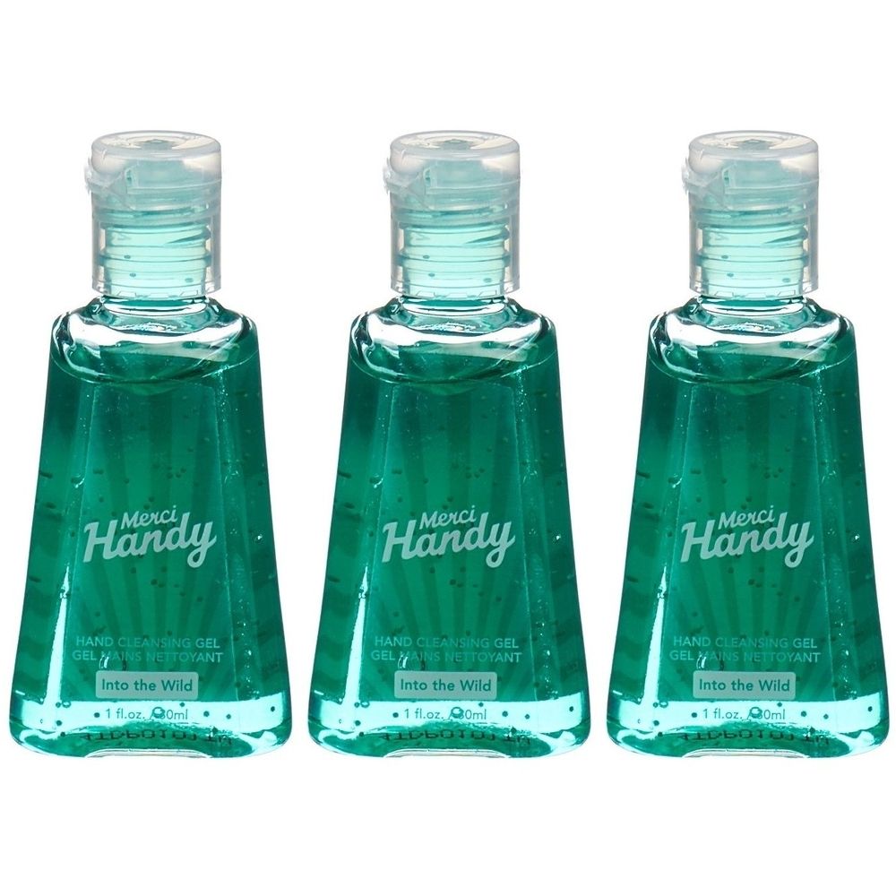 Trois flacons de gel nettoyant pour les mains. Liquide vert clair dans des flacons transparents avec bouchon rabattable. Inscription : Merci Handy, Into the Wild.
