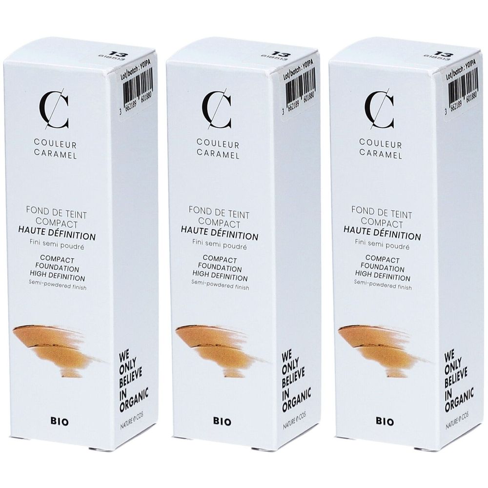 Trois boîtes blanches. Texte: COULEUR CARAMEL, FOND DE TEINT COMPACT HAUTE DÉFINITION, BIO. Code-barres et texte: WE ONLY BELIEVE IN ORGANIC.