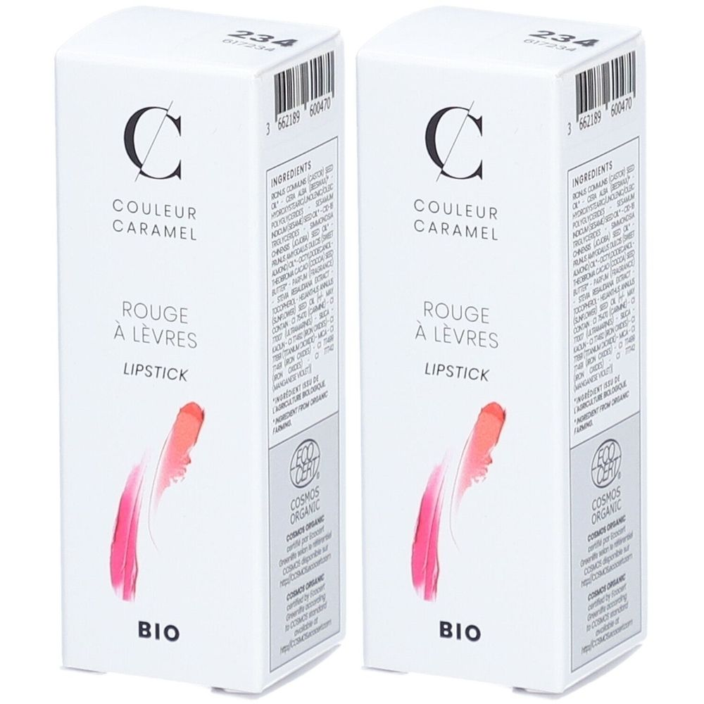 Deux boîtes blanches de rouge à lèvres. Inscription : COULEUR CARAMEL, ROUGE À LÈVRES, LIPSTICK, BIO. Avec certification COSMOS ORGANIC.
