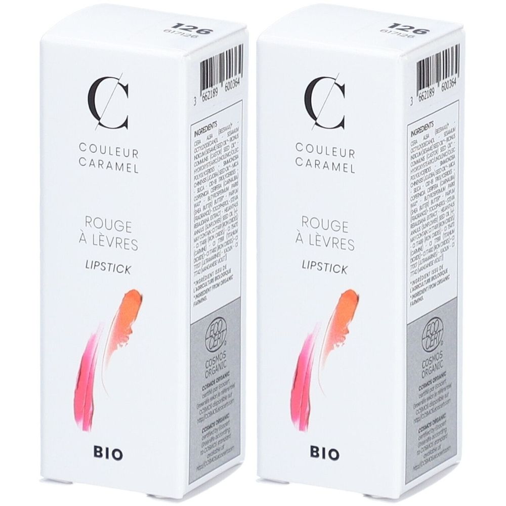 Deux boîtes blanches de rouge à lèvres. Inscription : COULEUR CARAMEL, ROUGE À LÈVRES, LIPSTICK, BIO. Avec certification COSMOS ORGANIC.