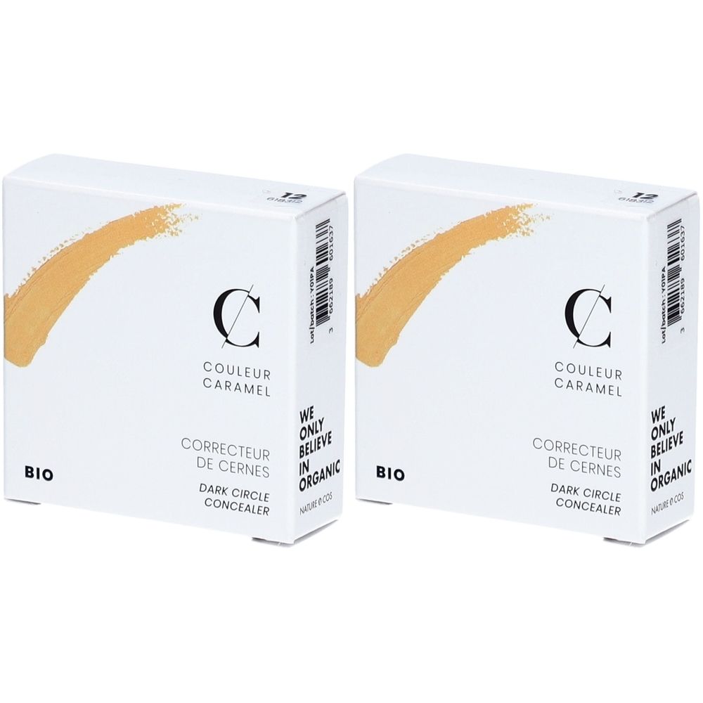 Deux boîtes blanches avec impression. Inscription: COULEUR CARAMEL, correcteur de cernes. Logo: un C stylisé. Inscription: BIO, Dark Circle Concealer.