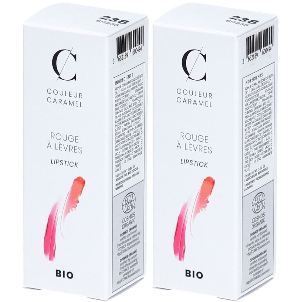 Deux boîtes blanches de rouge à lèvres. Inscription: COULEUR CARAMEL, Rouge à Lèvres, Lipstick. Certification BIO.