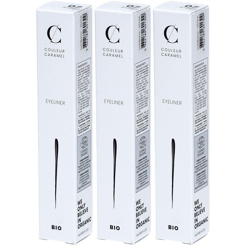 Trois boîtes d'eyeliner blanches. Marque COULEUR CARAMEL. Texte noir, trait noir. Certification bio. « We only believe in organic ».