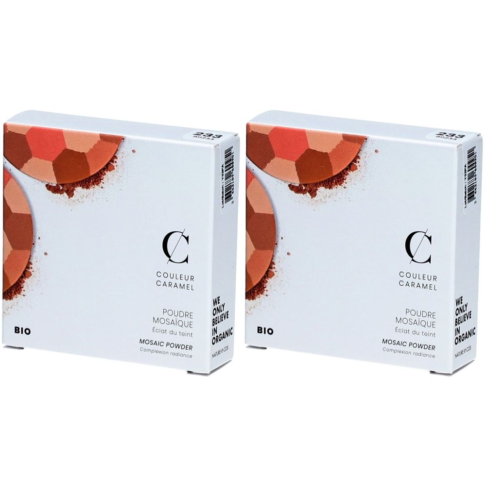Deux boîtes blanches avec poudre mosaïque. Inscription: COULEUR CARAMEL, POUDRE MOSAIQUE, BIO. Sur le côté: WE ONLY BELIEVE IN ORGANIC.
