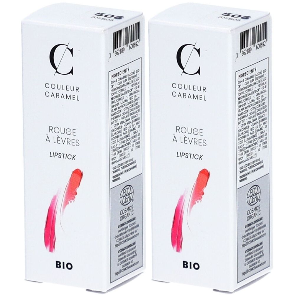 Zwei weiße Kartons mit Lippenstift. Aufschrift: COULEUR CARAMEL, ROUGE À LÈVRES, LIPSTICK, BIO. Mit COSMOS ORGANIC-Siegel.