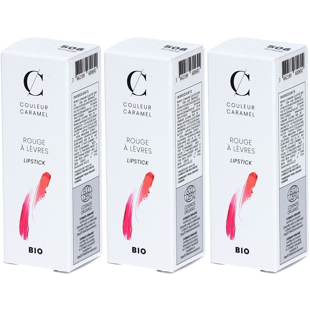 Drei weiße Kartons mit Lippenstift. Aufdruck: COULEUR CARAMEL, ROUGE À LÈVRES LIPSTICK, BIO. Farbklecks in Korallenrosa. COSMOS ORGANIC.