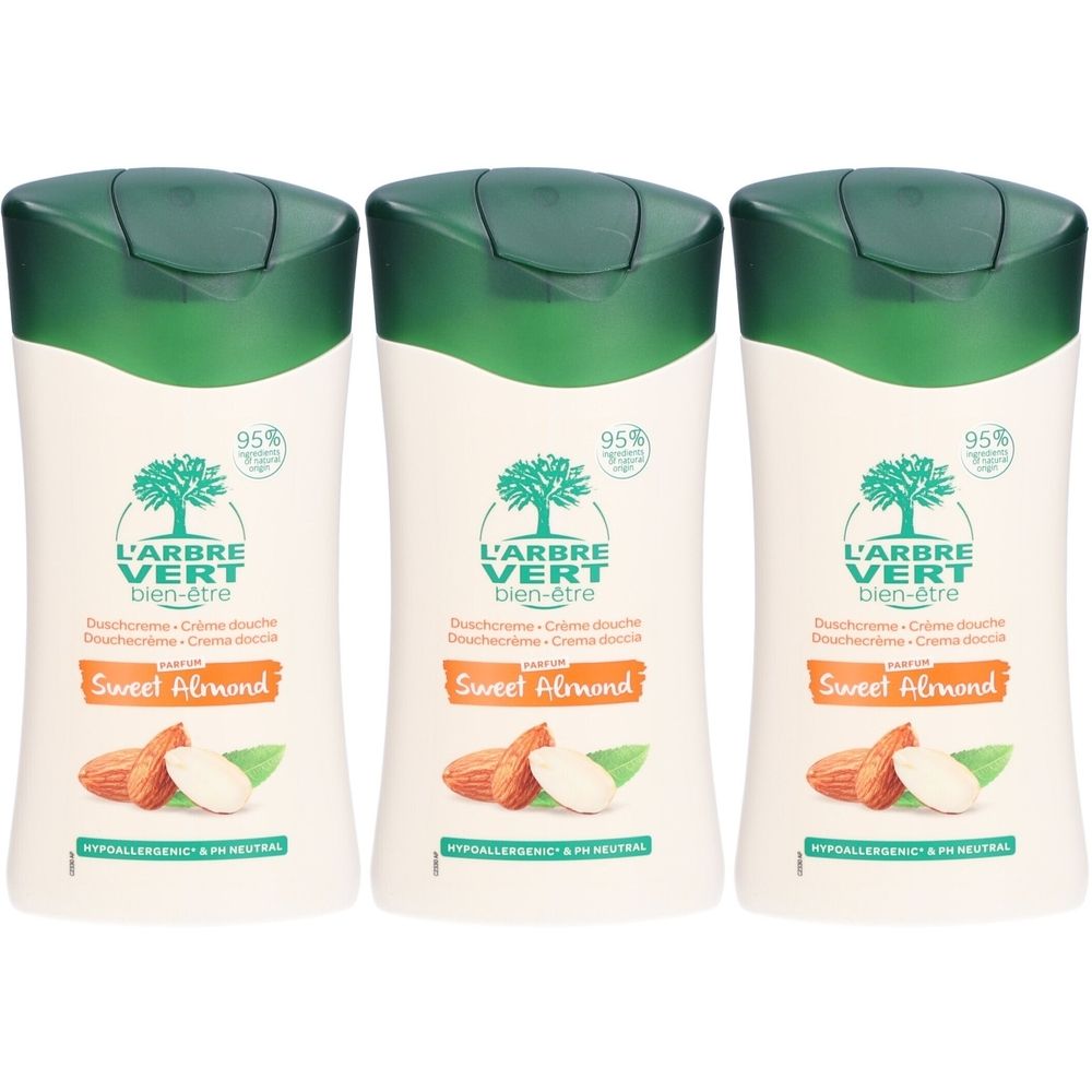 Trois flacons de crème de douche. Étiquette blanche, bouchon vert. Logo: arbre. Texte: Sweet Almond, 95%.