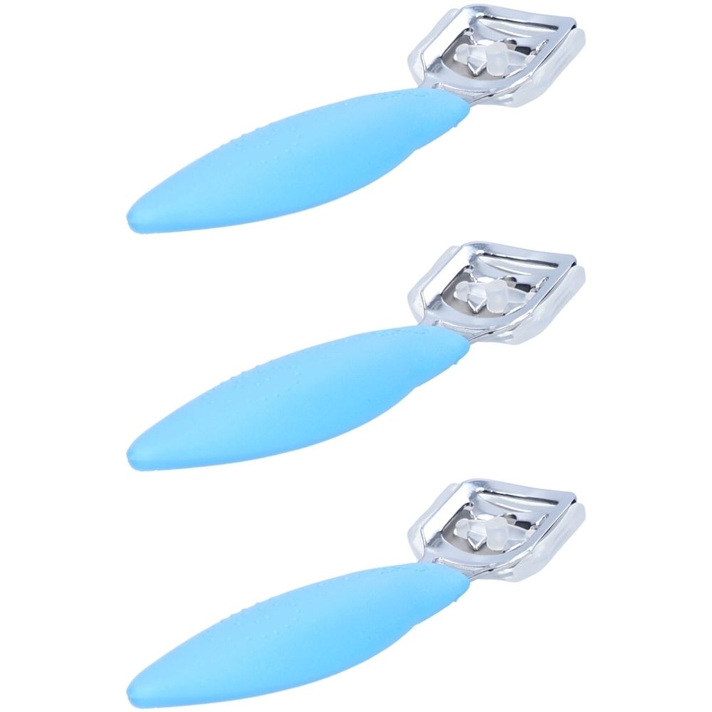 Drei Hornhautraspler mit hellblauen Griffen und silberfarbenen Klingen. Die Griffe sind ergonomisch geformt.