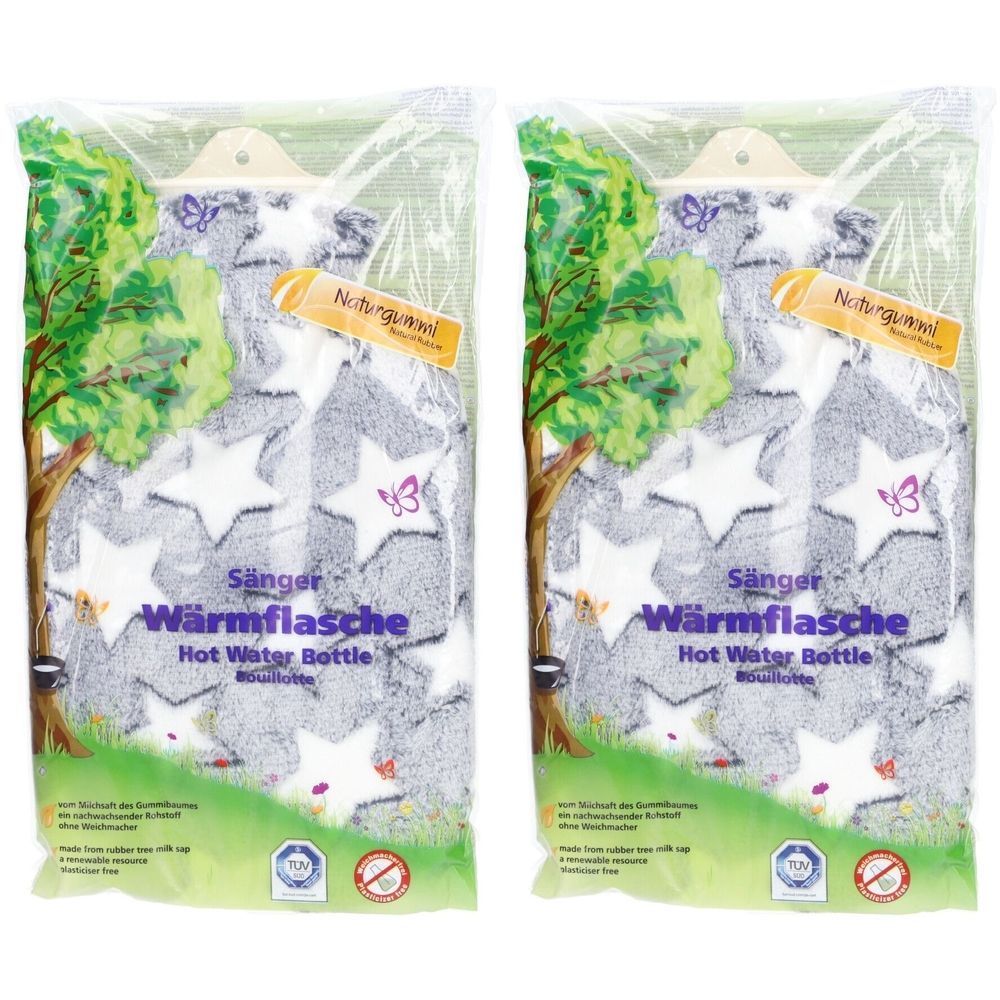 Zwei verpackte Wärmflaschen mit Sternenmuster. Aufschrift: SÄNGER Wärmflasche, Hot Water Bottle. Naturkautschuk.