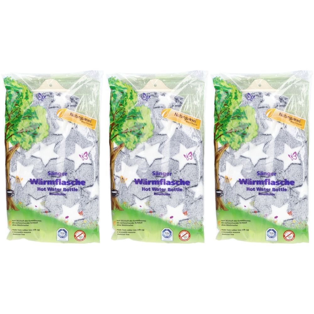 Drei Wärmflaschen in Plastikverpackung. Auf jeder Flasche steht "Sänger Wärmflasche Hot Water Bottle". Die Flaschen haben ein blaues Sternenmuster.