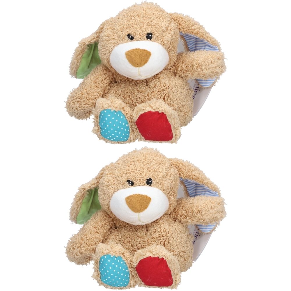Deux peluches en forme de lapin. Beige avec oreilles vertes, pieds à pois bleus et pieds rouges. Rayures bleues sur les oreilles.