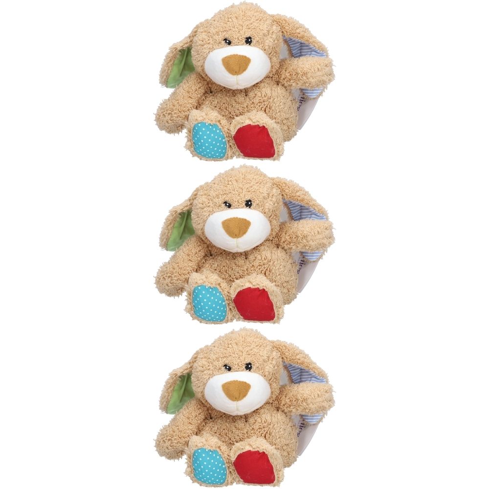 Trois peluches en forme de lapin. Beige, avec des détails colorés sur les oreilles et les pieds. Accents verts, bleus et rouges.