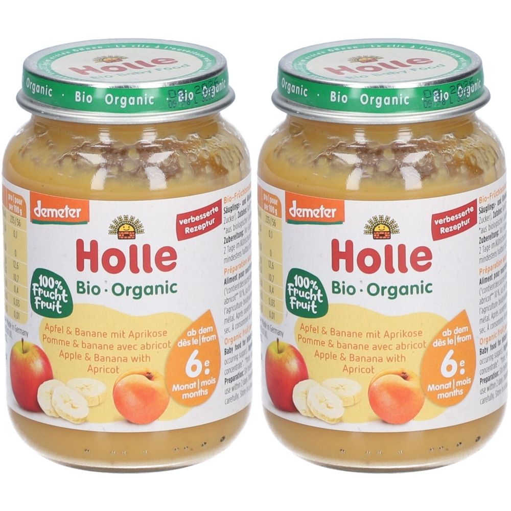 Zwei Gläser Babynahrung. Aufschrift: Holle Bio-Organic, Apfel & Banane mit Aprikose. Demeter-Siegel. Altersempfehlung: 6 Monate.
