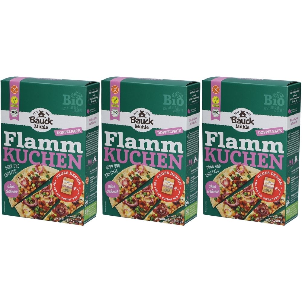 Drei grüne Kartons mit der Aufschrift "Flammkuchen". Aufdrucke: "Bauck Mühle", "Bio", "Doppelpack". Abbildung von Flammkuchen.
