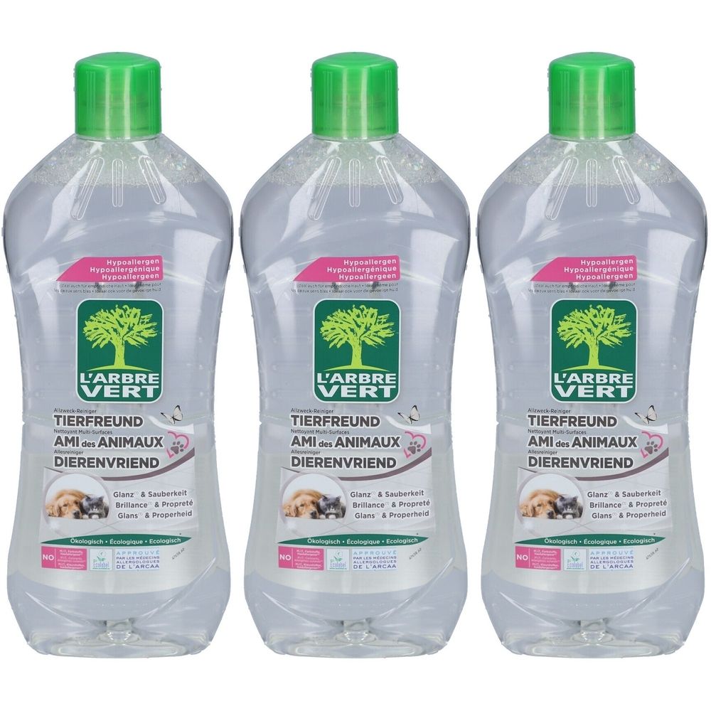 Drei Flaschen L'ARBRE VERT Allzweckreiniger. Klare Flüssigkeit in transparenten Flaschen mit grünen Deckeln. Etikett mit Baum-Logo und Text.
