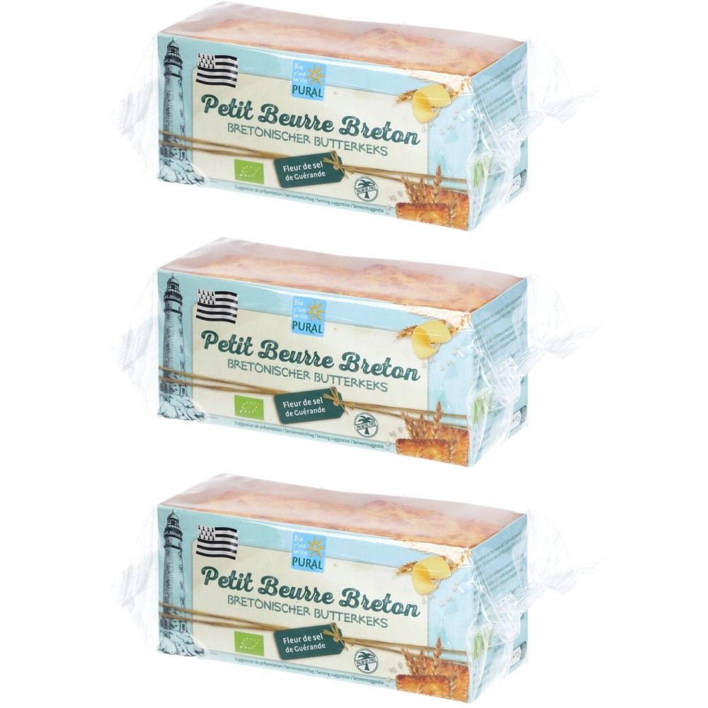 Trois paquets de biscuits au beurre "Petit Beurre Breton". Chaque paquet est emballé dans du film plastique. Impression avec texte et logo.