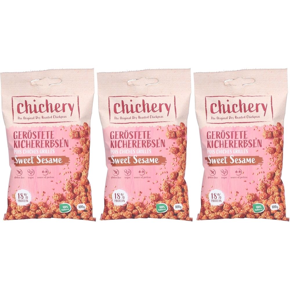 Drei Beutel mit gerösteten Kichererbsen mit Sesam. Aufschrift: Chichery, Geröstete Kichererbsen Sweet Sesame. 18% Protein.