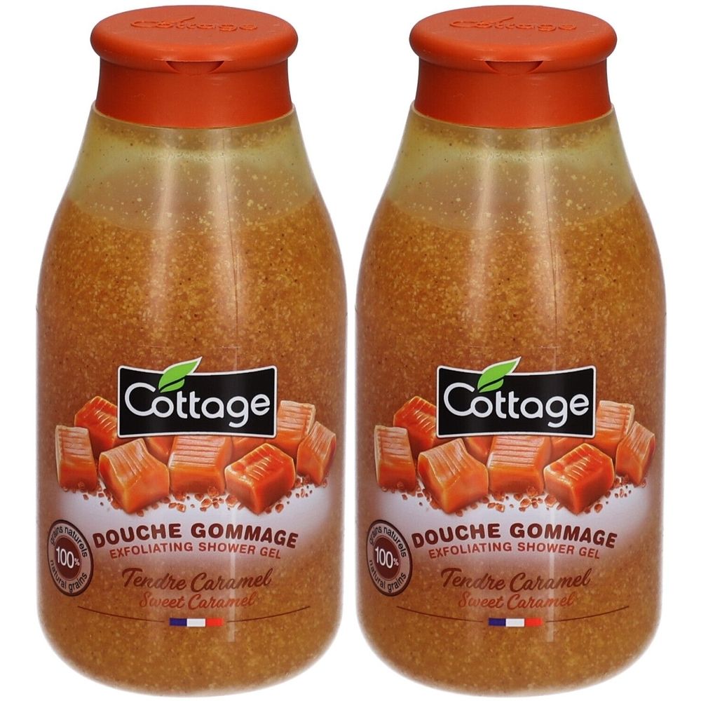 Zwei Flaschen Duschgel mit brauner Flüssigkeit und orangefarbenen Deckeln. Aufschrift: Cottage, Douche Gommage, Tendre Caramel.