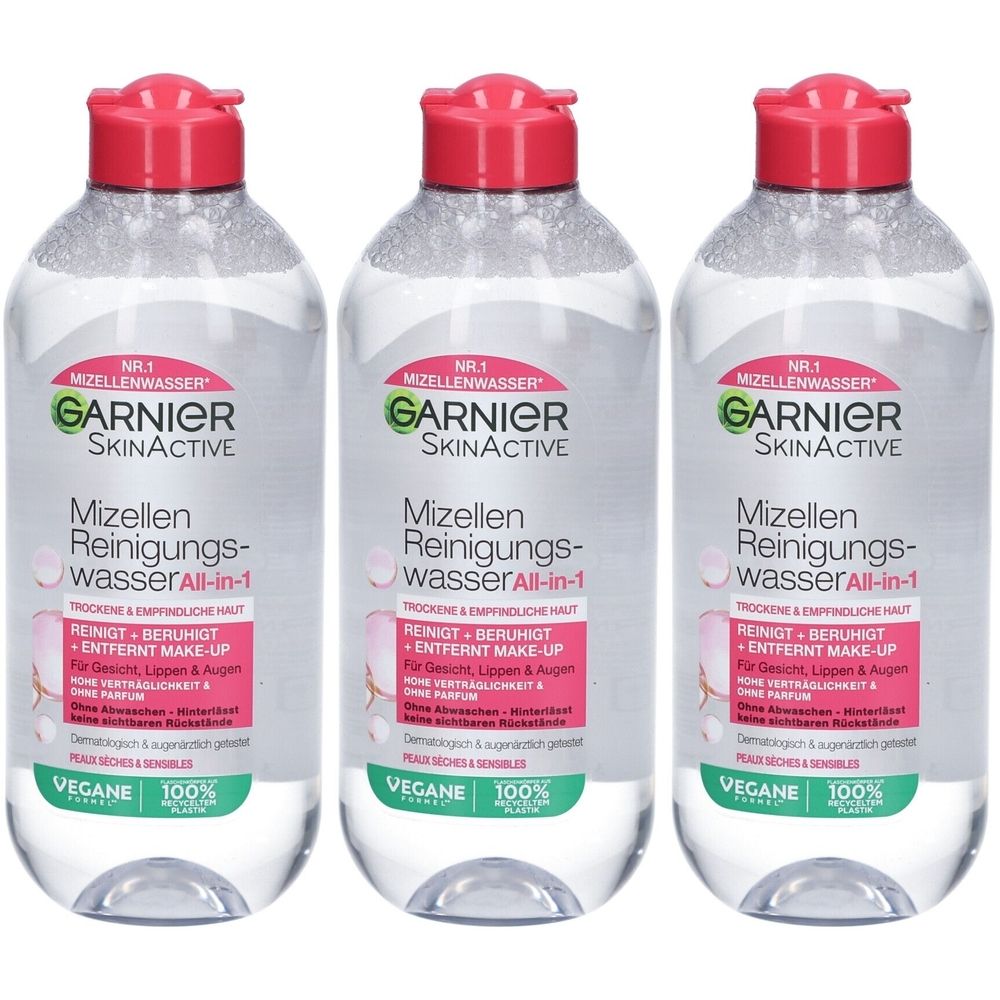 Drei Flaschen Garnier Mizellen Reinigungswasser. Klare Flüssigkeit in transparenten Flaschen mit rosa Deckel. Text: Garnier SkinActive, Mizellen Reinigungswasser.