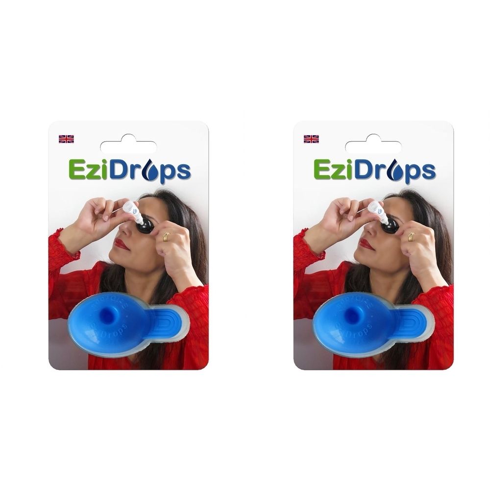 Zwei Packungen mit dem Produkt EziDrops. Jede Packung zeigt eine Frau, die Augentropfen anwendet, und ein blaues Hilfsmittel.