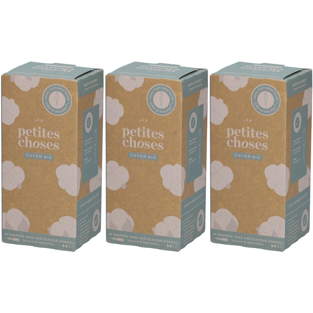 Drei Schachteln mit Tampons aus Bio-Baumwolle. Aufdruck: petites choses, Coton Bio. Verpackung mit Wolkenmuster und Logo.