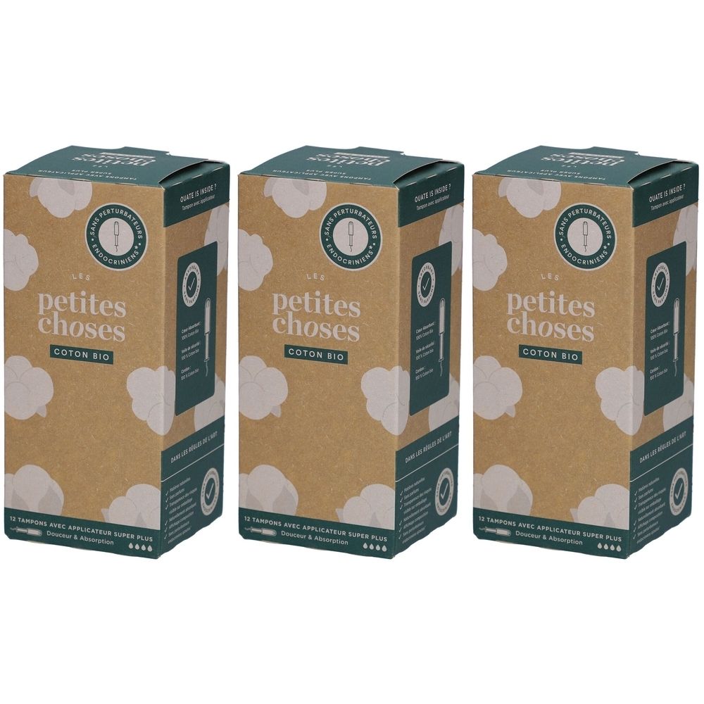 Drei Schachteln mit Tampons. Aufschrift: petites choses, Coton Bio. Verpackung mit Wolkenmuster und grünen Akzenten.