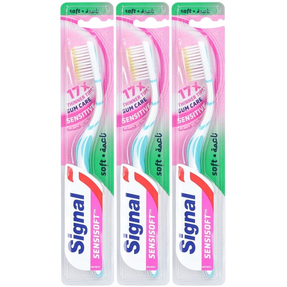 Trois brosses à dents emballées. Soies blanches, manche bleu, emballage rose. Inscriptions : Signal, Sensisoft, Sensitive.