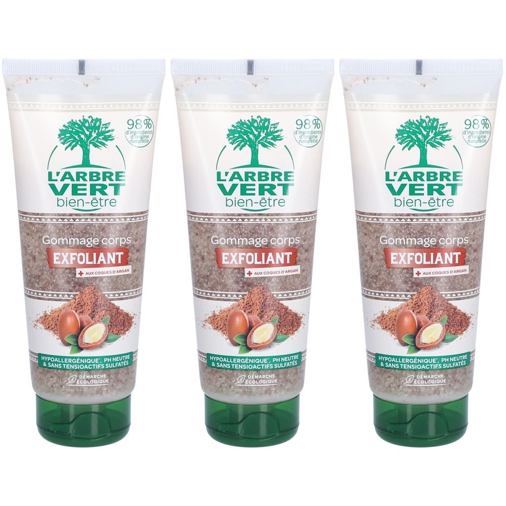 Trois tubes de gommage corporel L'Arbre Vert. Emballage blanc et vert avec nom et logo du produit. Texte : Gommage corps EXFOLIANT.