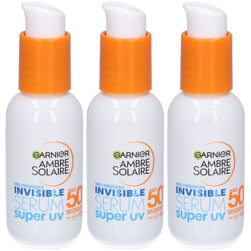 Trois flacons blancs avec des bouchons orange. Chaque flacon porte l'inscription "Garnier Ambre Solaire Invisible Serum 50 Super UV".