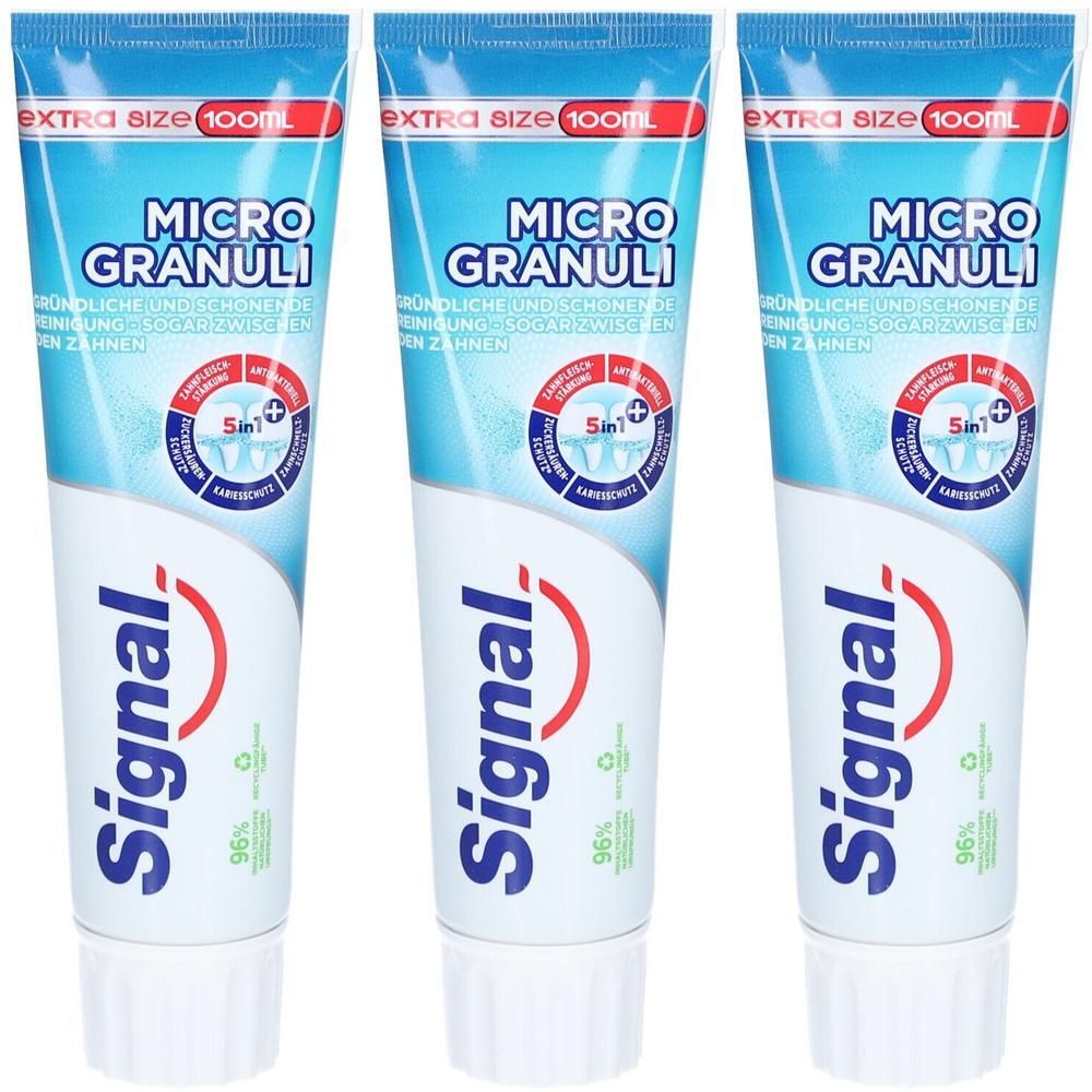 Trois tubes de dentifrice Signal Micro Granuli. Emballage bleu et blanc avec nom et logo du produit. Extra Size 100ml.