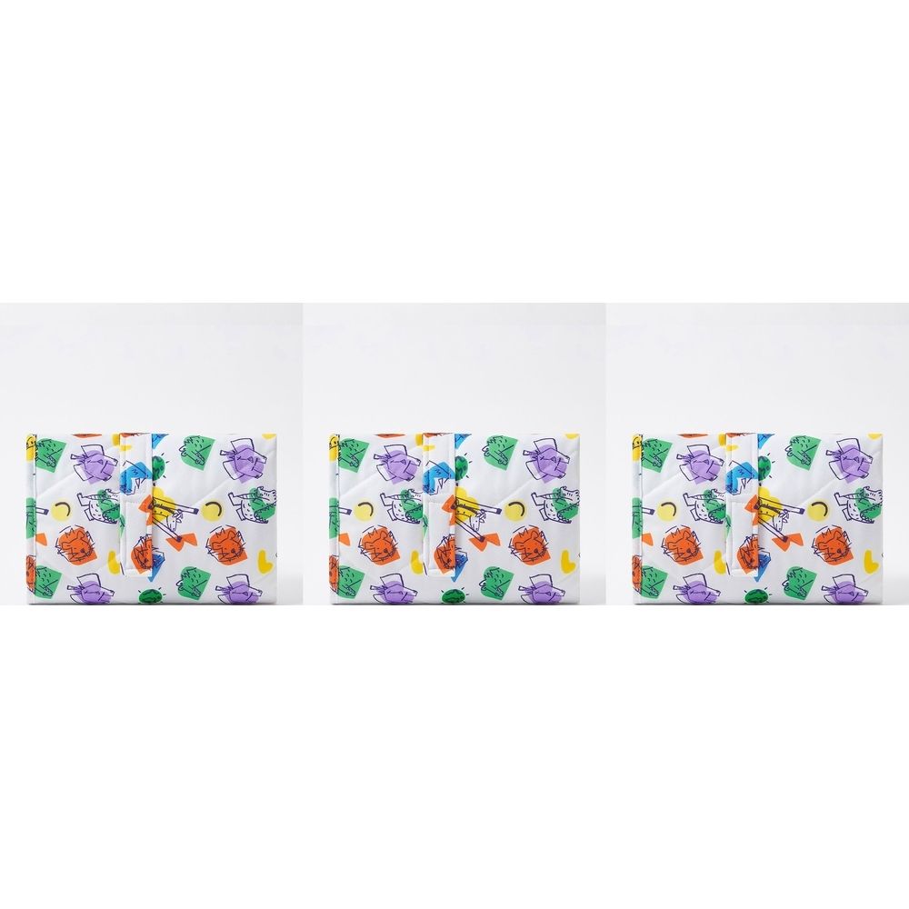 Reise-Wickelunterlage mit farbenfrohem Motiv. Weiße Unterlage mit bunten Figuren. Quadratische Form, gesteppt.