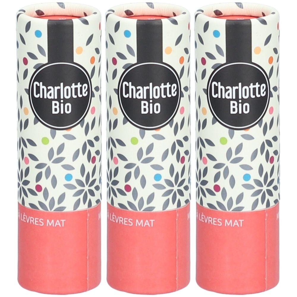 Drei Lippenstifte in zylindrischen Verpackungen. Aufdruck: Charlotte Bio, LEVRES MAT. Verpackung mit floralem Muster und farbigen Punkten.