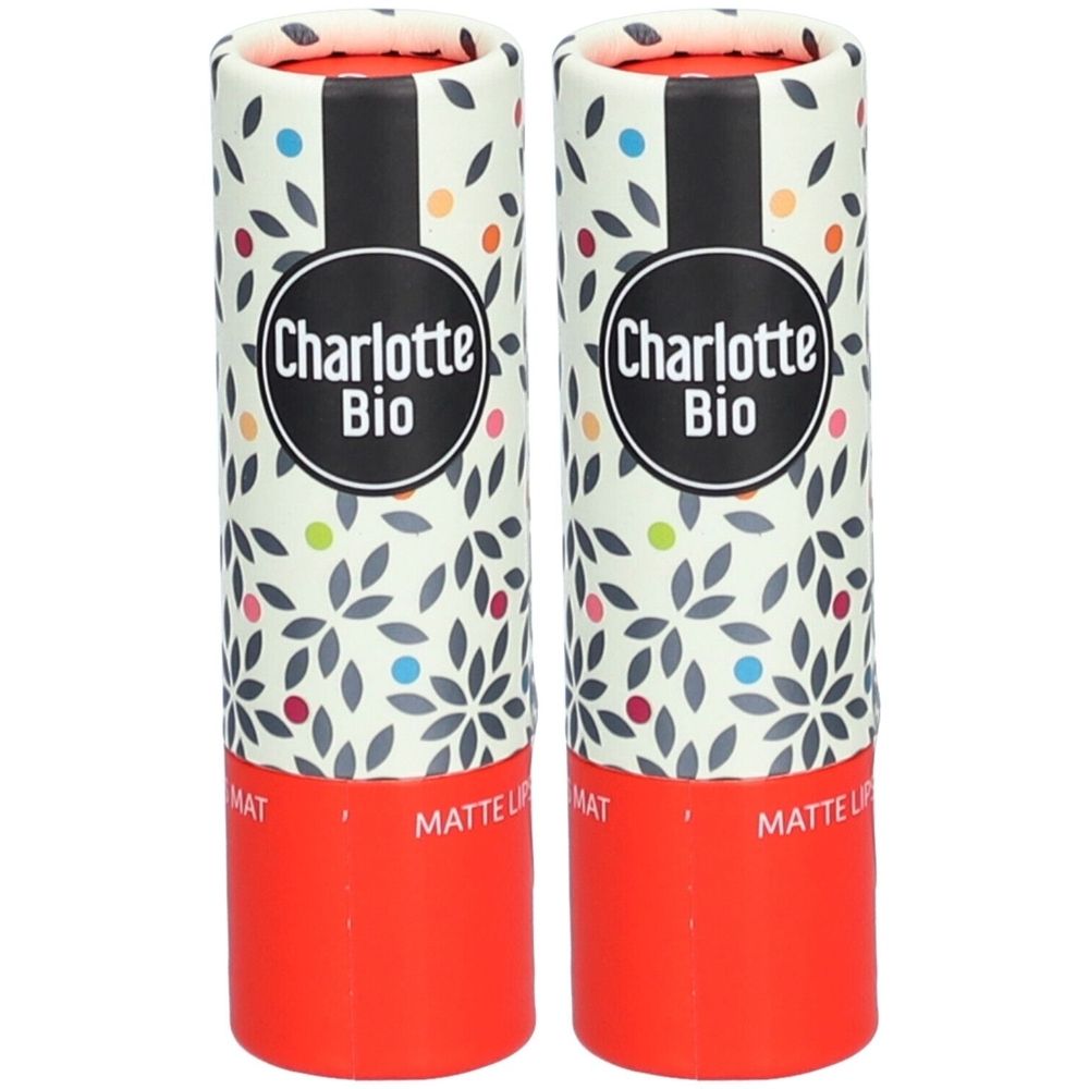 Zwei zylindrische Lippenstiftverpackungen. Aufschrift Charlotte Bio. Floralmuster mit farbigen Punkten. Roter Boden. Aufschrift Matte Lip.