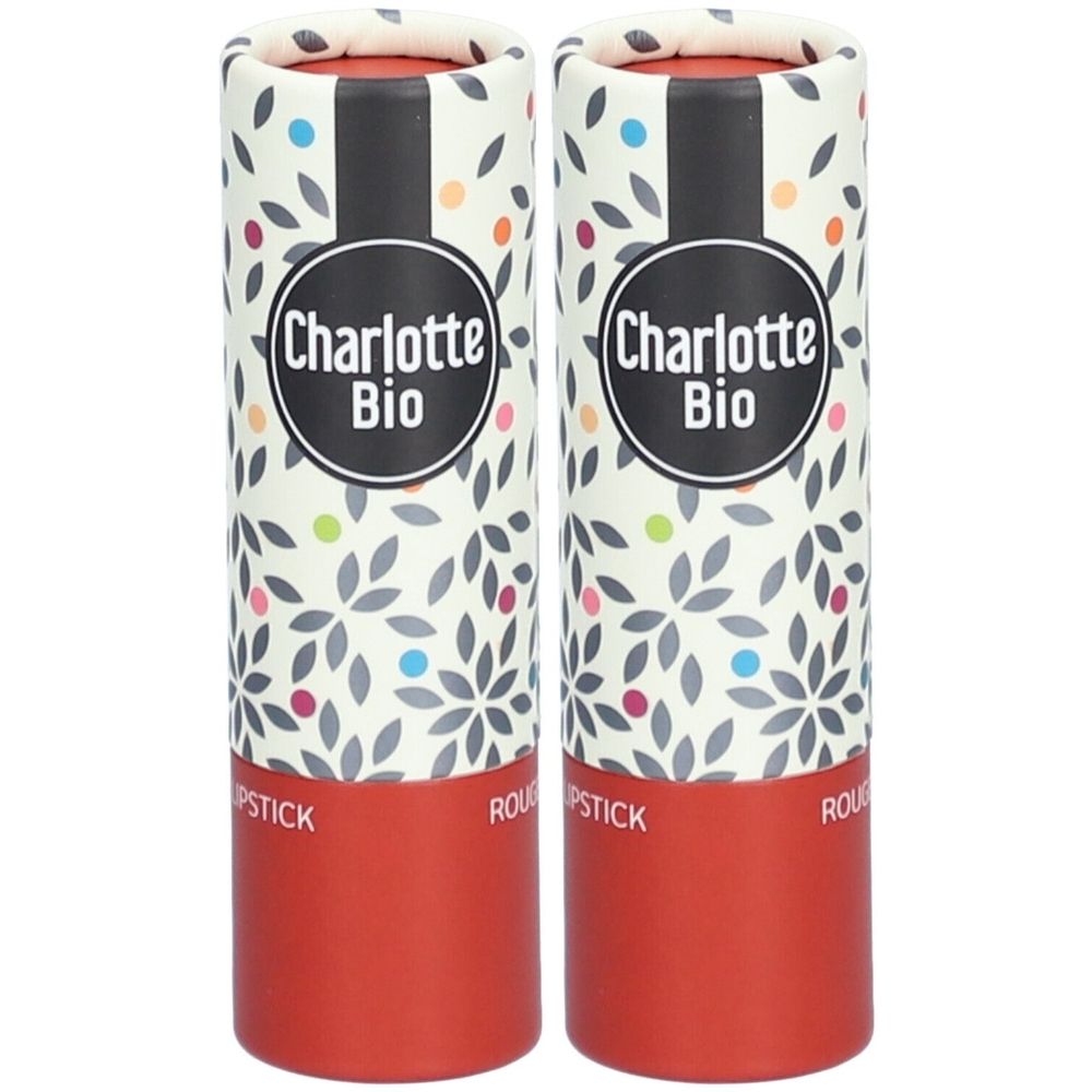 Zwei Lippenstift-Verpackungen. Zylindrische Kartonröhren mit floralem Muster und rotem Boden. Schwarzes Logo: Charlotte Bio.