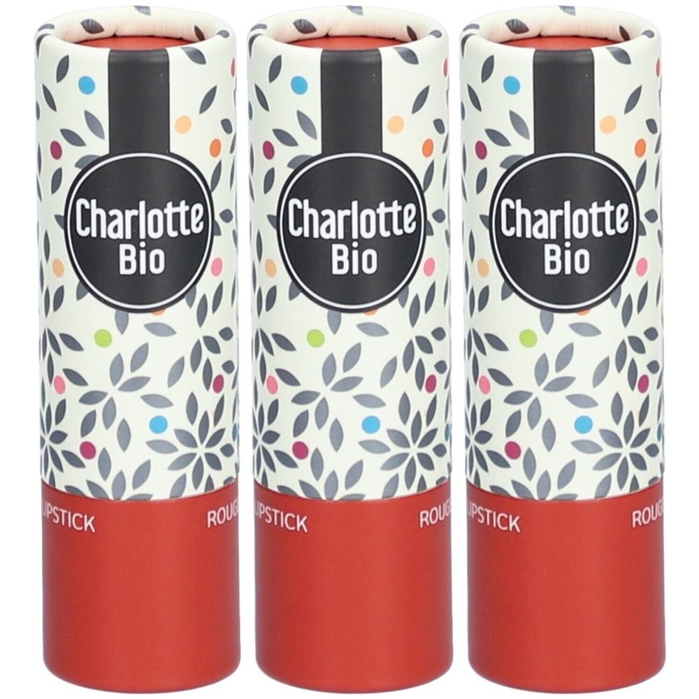 Trois emballages de rouge à lèvres. Chaque emballage a une base rouge, une section centrale crème avec un motif floral et un couvercle noir avec un logo.