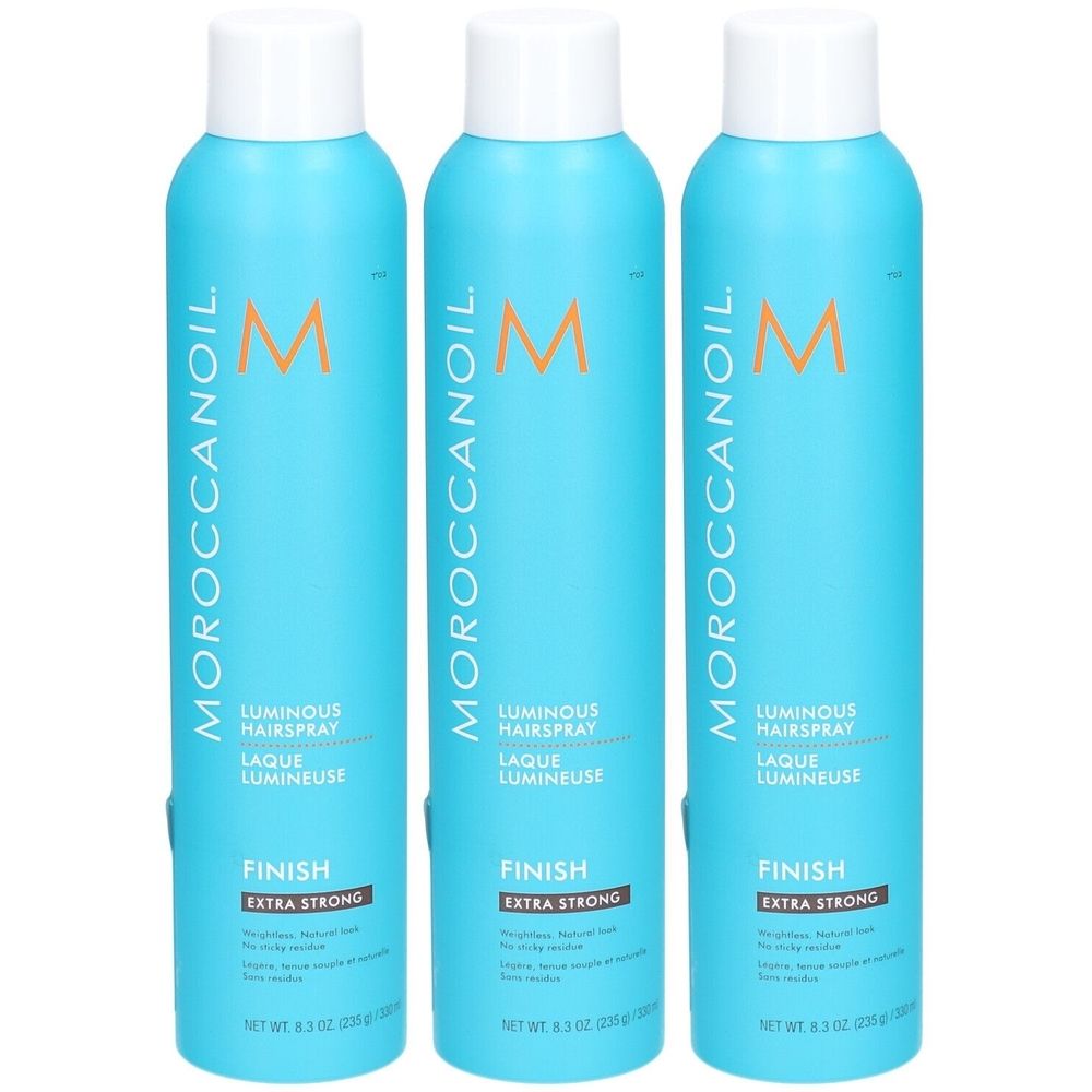 Trois flacons de laque pour cheveux turquoise avec bouchons blancs. Inscriptions : Moroccanoil, Luminous Hairspray, Finish, Extra Strong.
