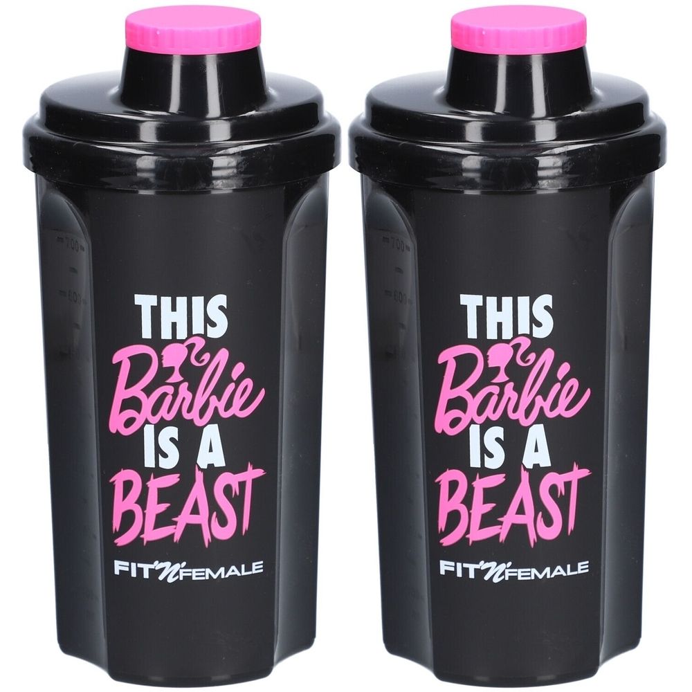 Zwei schwarze Shaker mit pinkfarbenen Deckeln. Aufschrift: "THIS Barbie IS A BEAST" und "FIT'N'FEMALE".