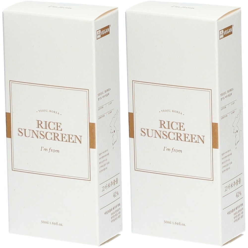 Zwei rechteckige Kartons mit Aufschrift "Rice Sunscreen". Vegan-Siegel oben. Text in Braun auf weißem Grund.