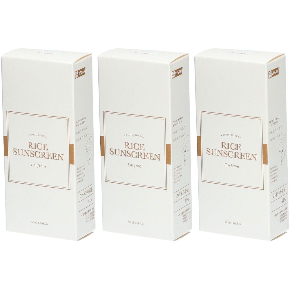 Drei rechteckige Kartons mit Aufschrift "RICE SUNSCREEN". Weiße Verpackung mit braunen Schriftzügen und Details.