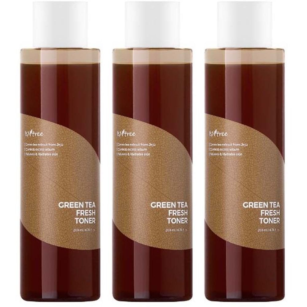 Trois bouteilles de toner au thé vert. Liquide brun dans des bouteilles cylindriques à bouchon blanc. Inscription : Green Tea Fresh Toner.
