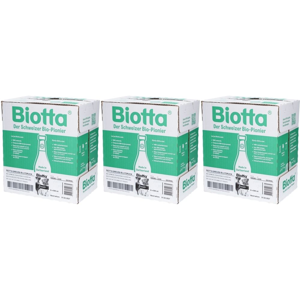 Drei Kartons mit der Aufschrift "Biotta". Grün-weiße Verpackung mit Produktabbildung und Text. Der Schriftzug "Der Schweizer Bio-Pionier" ist sichtbar.