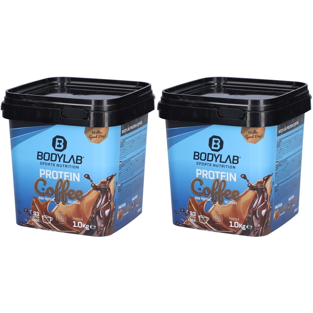 Zwei quadratische Behälter mit schwarzem Deckel. Auf der Vorderseite steht "BODYLAB SPORTS NUTRITION PROTEIN Coffee". Aufschrift: 1,0 kg.